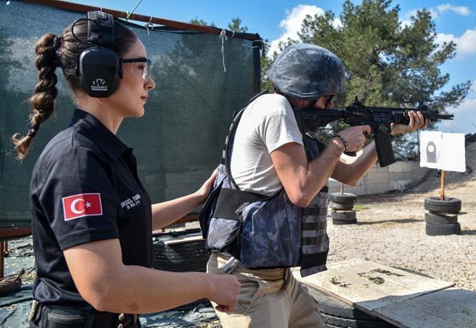 Antalyada bir Nene Hatun ruhu: 4 kadın atış eğitmeni yılda 25 bin polise silah tutmayı öğretiyor