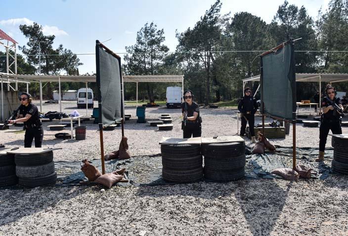 Antalyada bir Nene Hatun ruhu: 4 kadın atış eğitmeni yılda 25 bin polise silah tutmayı öğretiyor