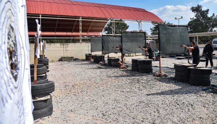 Antalyada bir Nene Hatun ruhu: 4 kadın atış eğitmeni yılda 25 bin polise silah tutmayı öğretiyor