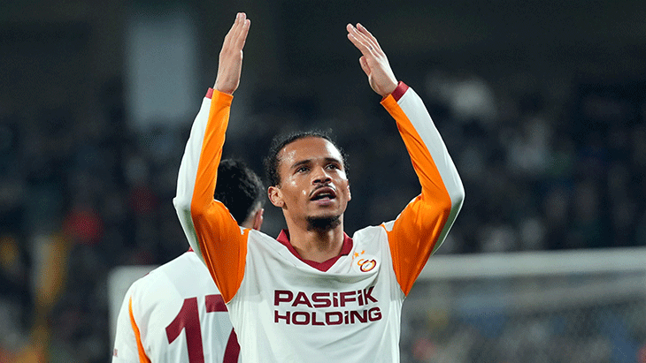 LEROY SANE KIRMIZI KART GÖRDÜ
Aslan'ın yıldız futbolcusu Leroy Sane, maça ilk 11'de başladı. Alman kanat oyuncusu, karşılaşmanın 62. dakikasında Rıdvan Yılmaz'a yaptığı faulün ardından direkt kırmızı kartla oyun dışında kaldı.