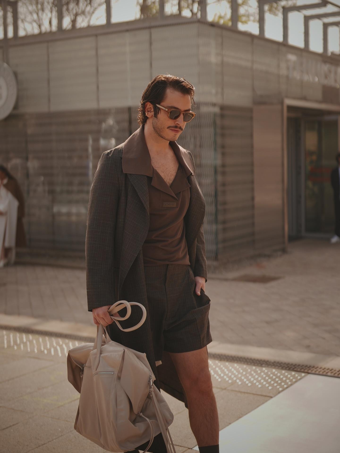 Paris’te Boran Kuzum rüzgarı: Sıra dışı tarzıyla moda haftasına damga vurdu