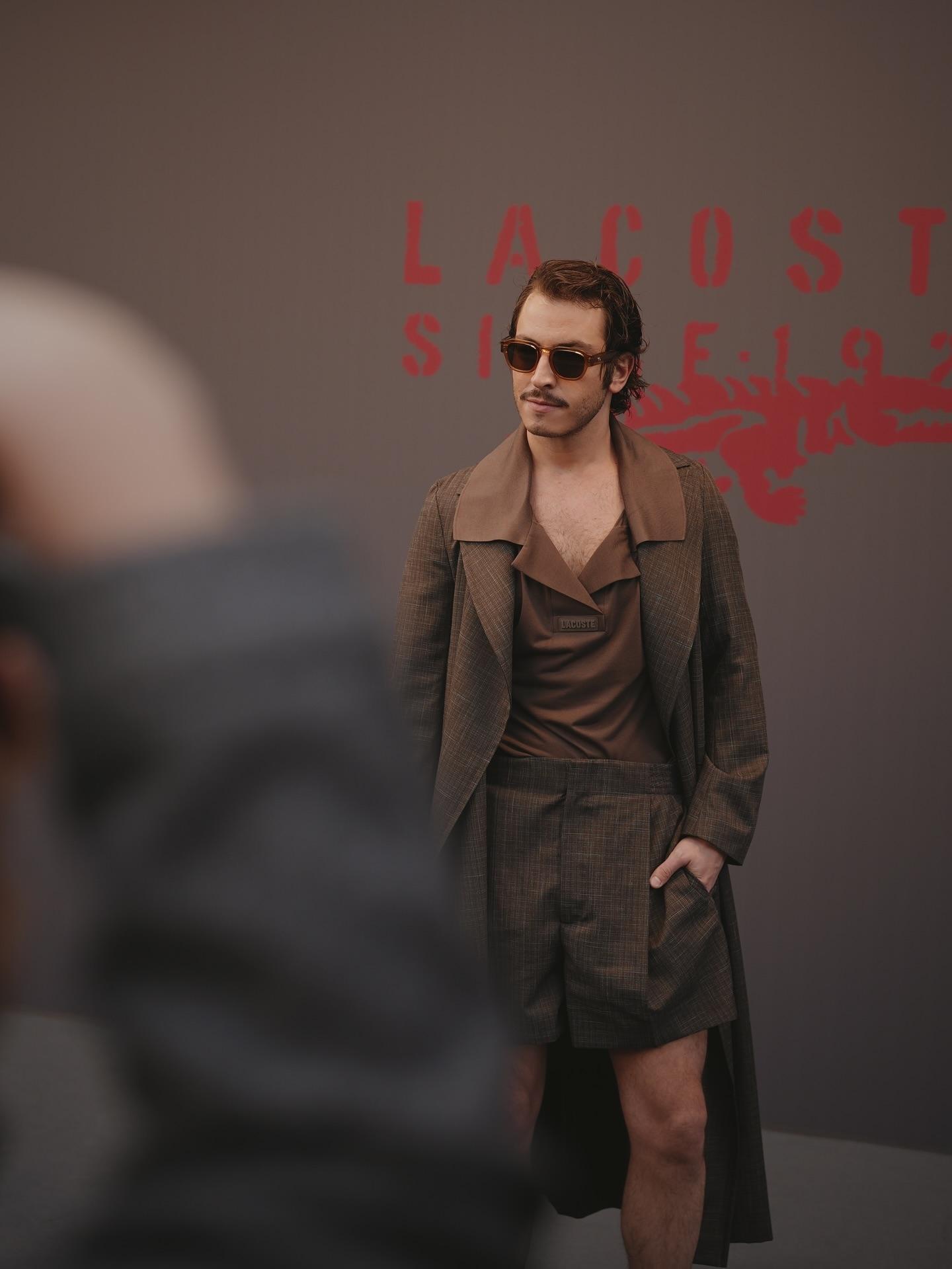 Paris’te Boran Kuzum rüzgarı: Sıra dışı tarzıyla moda haftasına damga vurdu