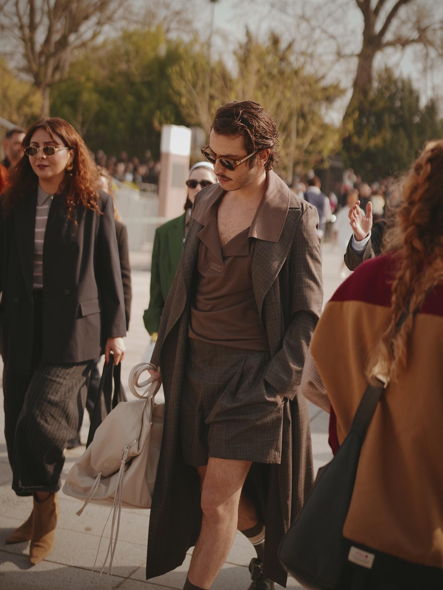 Paris’te Boran Kuzum rüzgarı: Sıra dışı tarzıyla moda haftasına damga vurdu