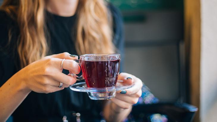 Bir bardak çay ağız bakterilerini yok ediyor Kaynar değil ılık içmek gerekiyormuş