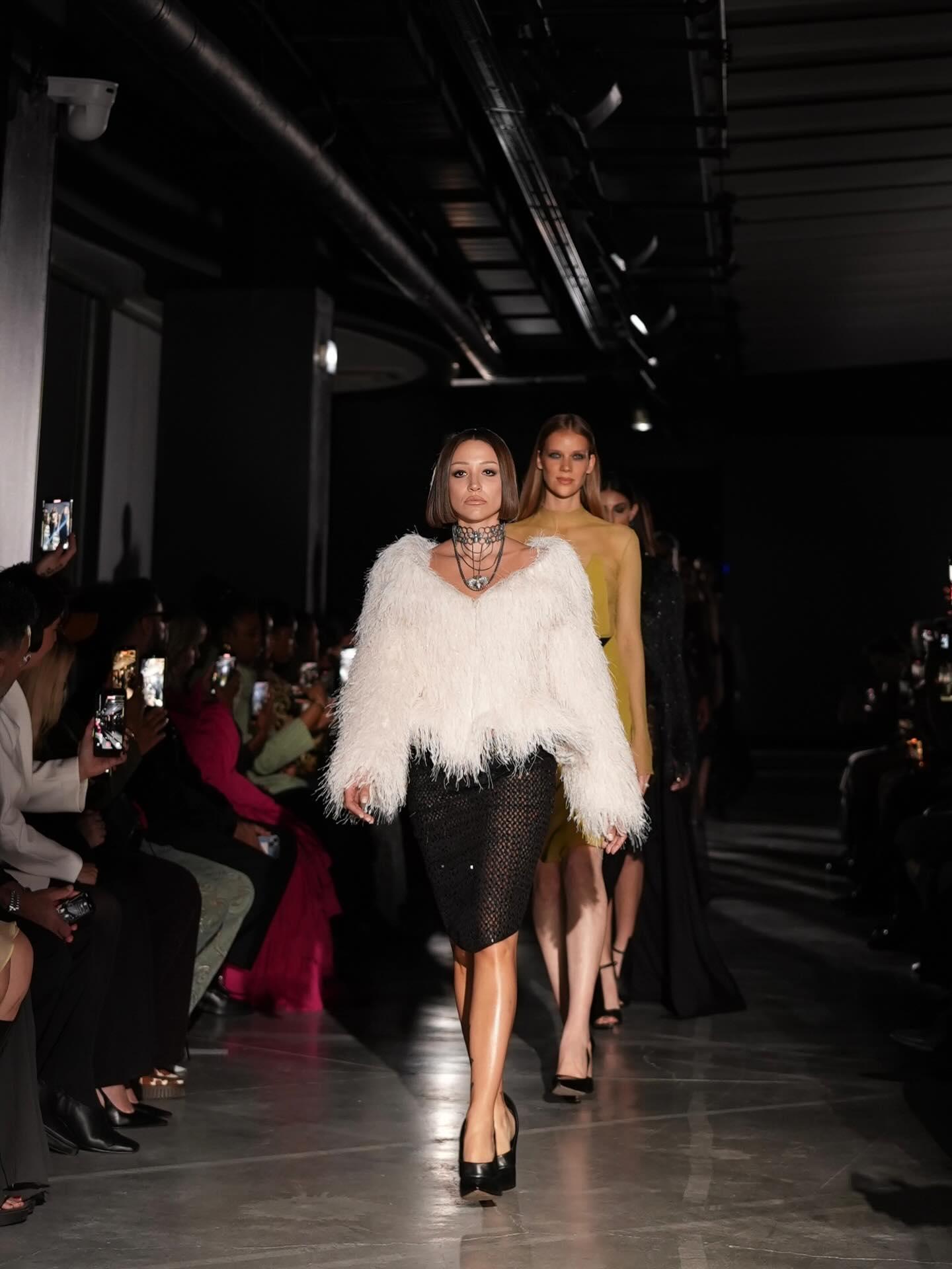 Zeynep Bastık, Paris Moda Haftası’nı salladı: Podyumda fırtınalar estirdi