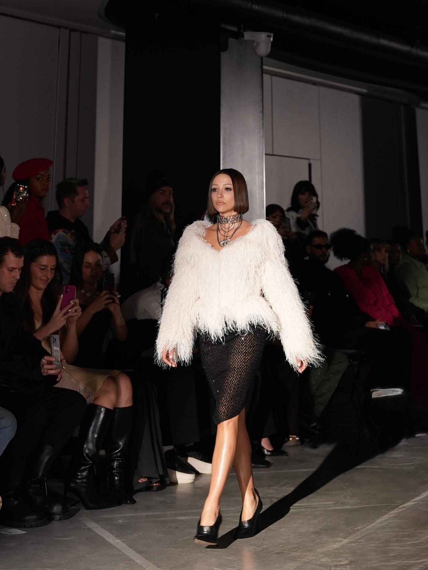 Zeynep Bastık, Paris Moda Haftası’nı salladı: Podyumda fırtınalar estirdi