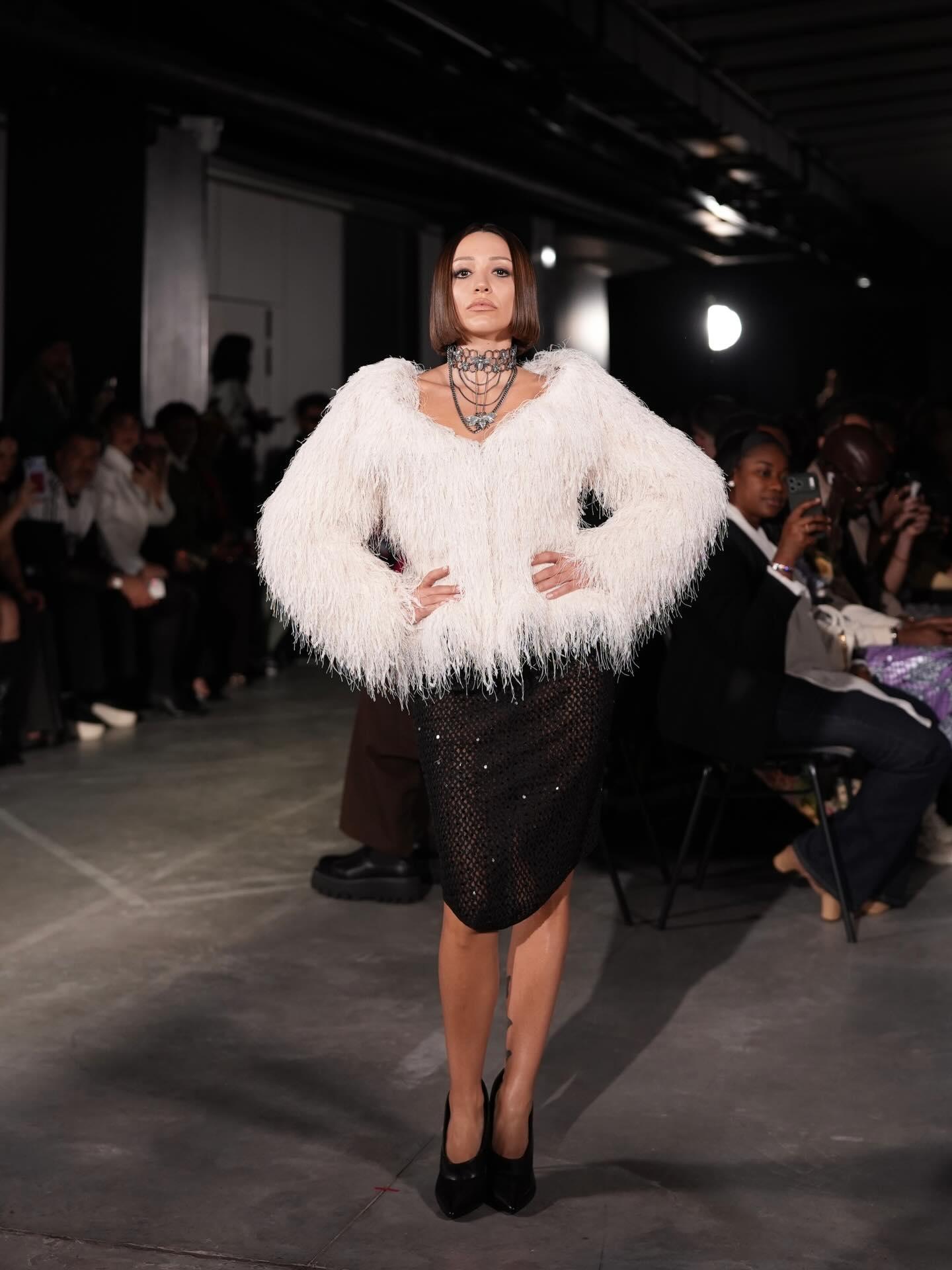 Zeynep Bastık, Paris Moda Haftası’nı salladı: Podyumda fırtınalar estirdi