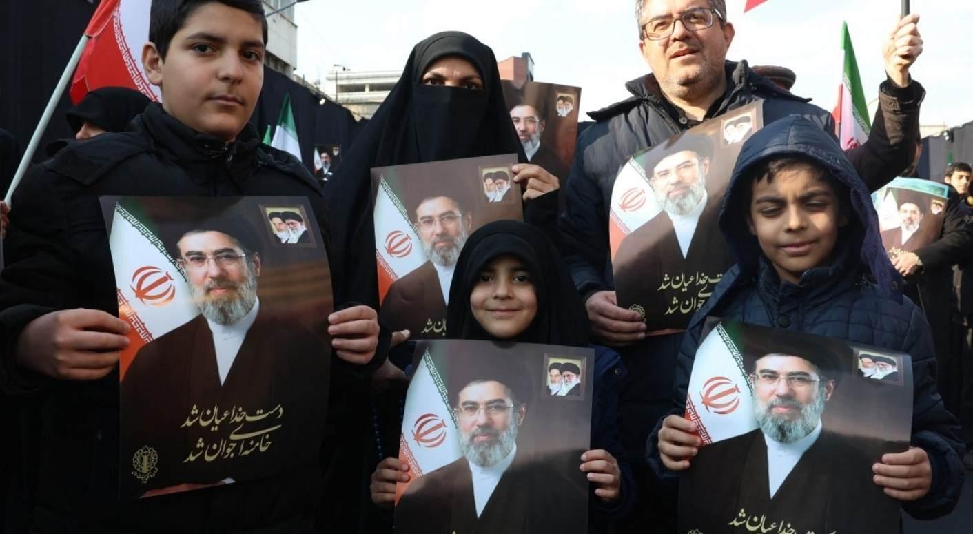 Tahranda binler yeni dini lider Mücteba Hamaney için meydanlarda İsrailden tehdit: Yürüyen bir ölü