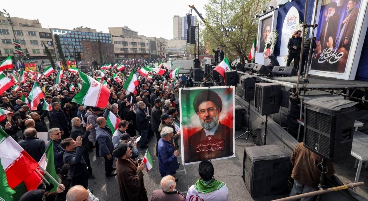 Tahranda binler yeni dini lider Mücteba Hamaney için meydanlarda İsrailden tehdit: Yürüyen bir ölü