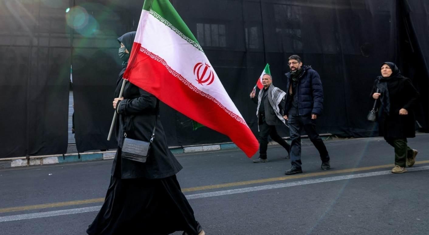 Tahranda binler yeni dini lider Mücteba Hamaney için meydanlarda İsrailden tehdit: Yürüyen bir ölü