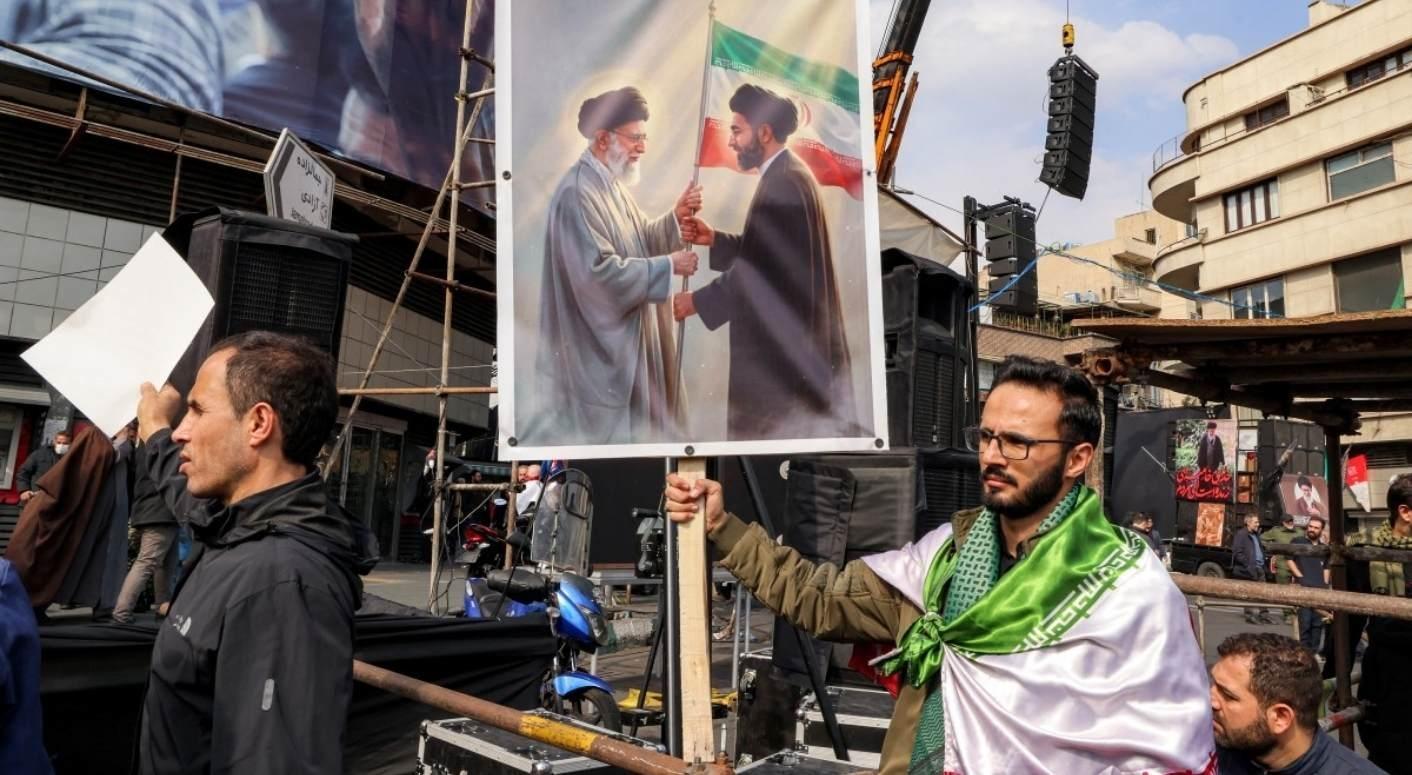 Tahranda binler yeni dini lider Mücteba Hamaney için meydanlarda İsrailden tehdit: Yürüyen bir ölü