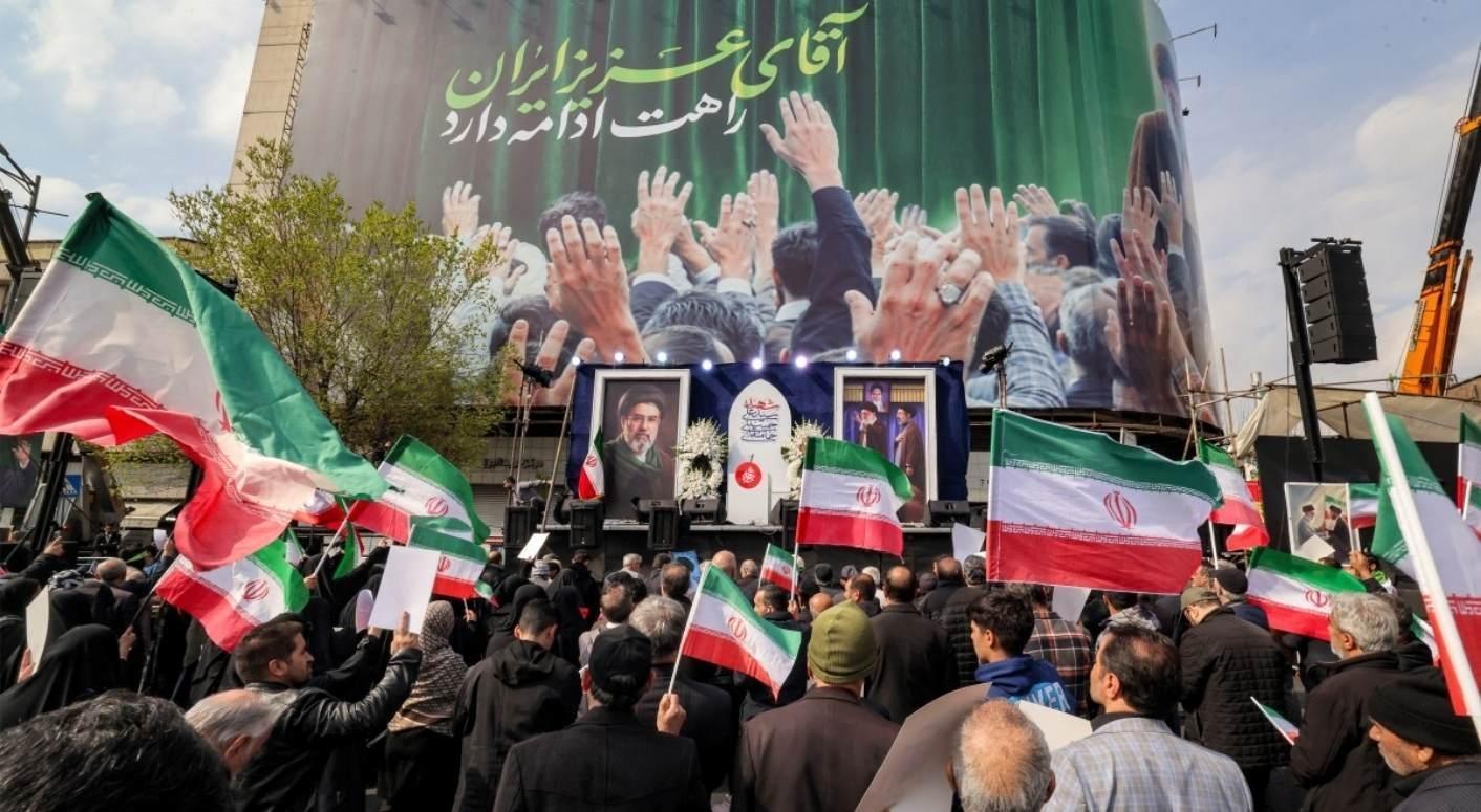 Tahranda binler yeni dini lider Mücteba Hamaney için meydanlarda İsrailden tehdit: Yürüyen bir ölü