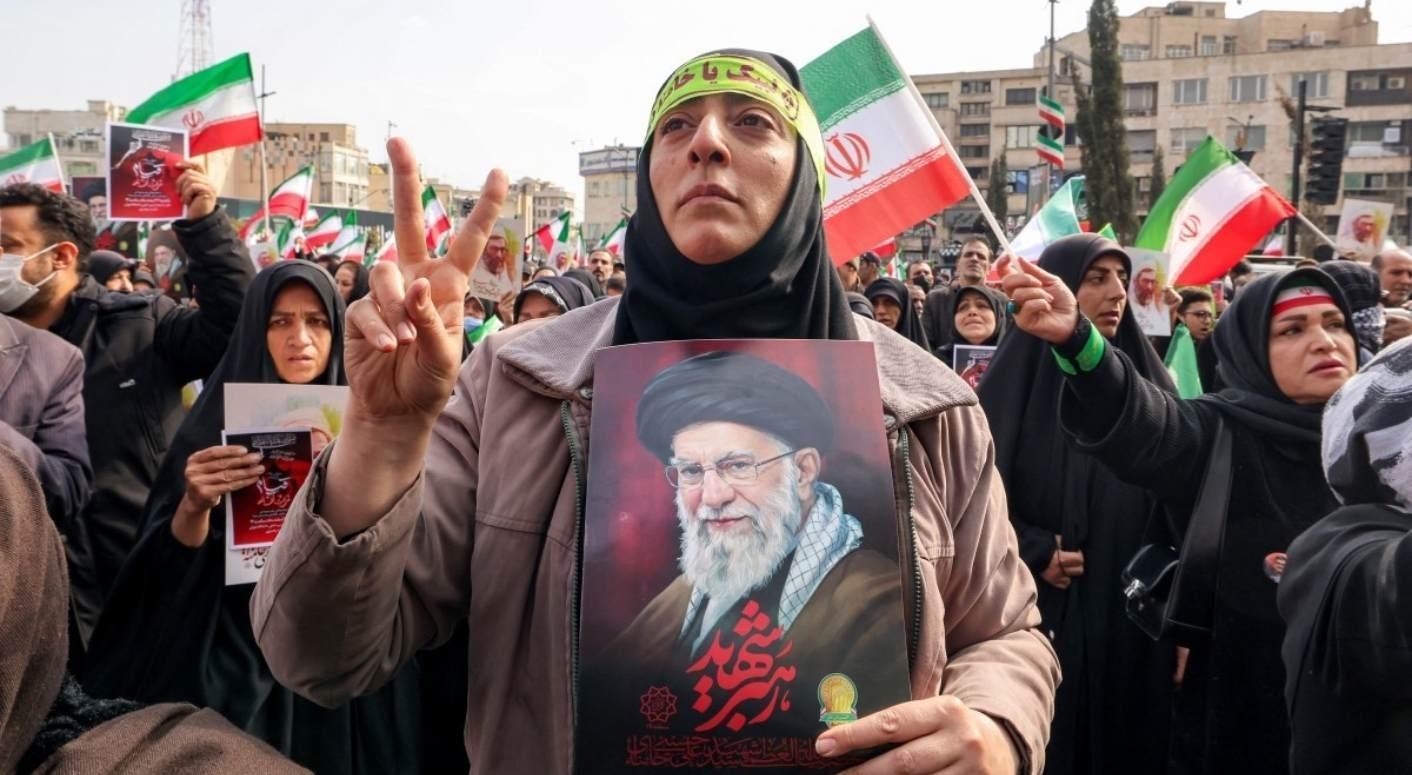 Tahranda binler yeni dini lider Mücteba Hamaney için meydanlarda İsrailden tehdit: Yürüyen bir ölü