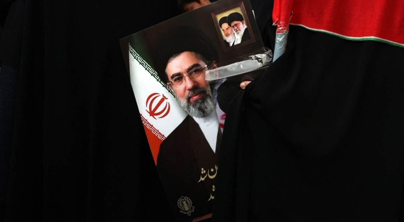 Tahranda binler yeni dini lider Mücteba Hamaney için meydanlarda İsrailden tehdit: Yürüyen bir ölü