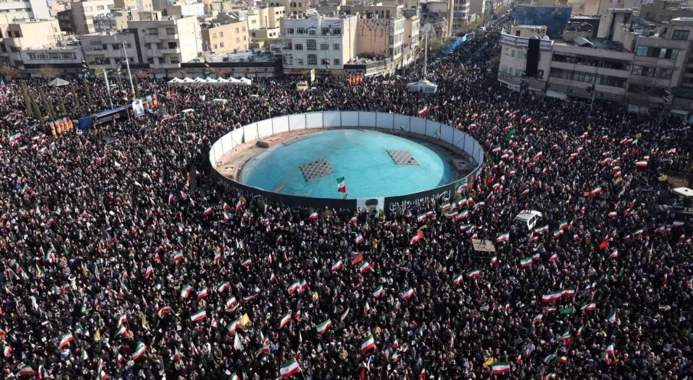 Tahranda binler yeni dini lider Mücteba Hamaney için meydanlarda İsrailden tehdit: Yürüyen bir ölü