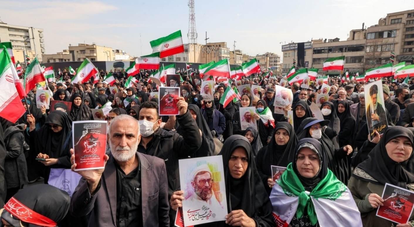 Tahranda binler yeni dini lider Mücteba Hamaney için meydanlarda İsrailden tehdit: Yürüyen bir ölü