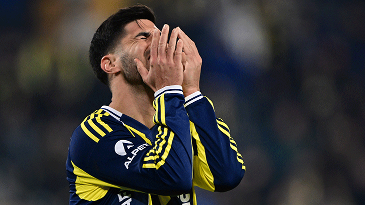 'TAKIMI YALNIZ BIRAKAMAM'
Başarılı oyuncu, cuma günkü ilk antrenmana da katılamadı. Asensio’nun kadroda yer almama ihtimali yüksekti. Yıldız futbolcu, hocası Tedesco’yla görüştü, “Çok kritik bir maç. Mutlaka oynayacağım. Böyle bir zamanda takımı yalnız bırakamam” dedi. Başarılı teknik adam, öğrencisini ilk 11’de görevlendirdi.