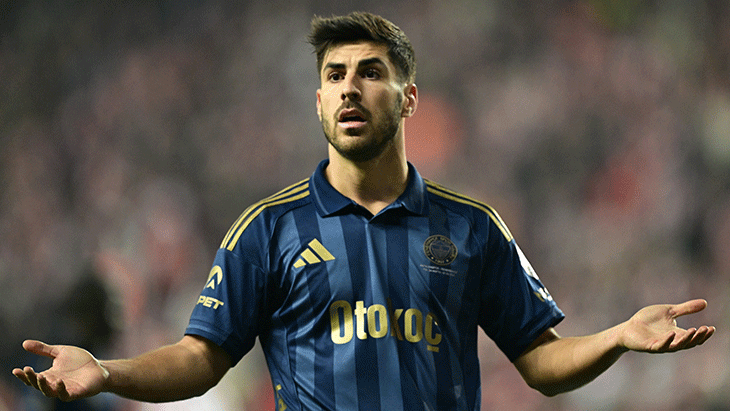 ASİST KRALLIĞINDA ZİRVEDE
İspanyol oyuncu, Süper Lig’de gol ve asist sayısında çift hanelere ulaşan ilk isim olmayı başardı. Marco Asensio, Nene’ye attırdığı golle birlikte 10. asistini yaparak bu alanda Barış Alper Yılmaz’ı geçti ve zirveye çıktı. 30 yaşındaki yıldızın ayrıca ligde 11 de golü bulunuyor.