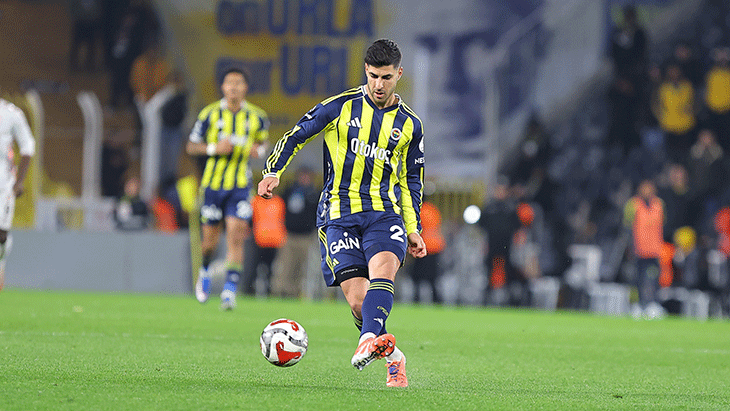 GERİ DÖNÜŞÜN KİLİT İSİMLERİNDEN
Tedesco, Marco Asensio’yu ilk çıkacak isimlerden biri olarak düşünüyordu ancak öyle olmadı. Maçın gidişatı ve 2-1’lik yenilgi nedeniyle İspanyol oyuncu sahada kaldı. 30 yaşındaki futbolcu, 89’da skora dengeyi getiren golde Nene’ye asist yapan isim oldu. Asensio, 3-2 olduktan sonra, bitişi düdüğünden hemen önce yerini Oğuz’a bıraktı.