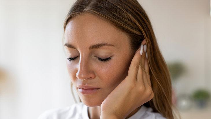 Ağrı, ateş, işitme azlığı ve huzursuzluk