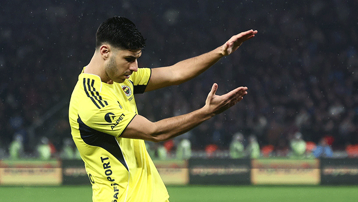 10 NUMARALI FORMA BEKLENTİSİ
Alex de Souza, Fenerbahçe'deki ilk sezonunda 20 numaralı formayı taşıyıp daha sonra 10 numaraya geçmişti. Marco Asensio da 21 numarayı giyiyor. Jhon Duran'ın ayrılmasından sonra boşa çıkan 10 numaralı formanın gelecek sezon Asensio'ya verilmesi bekleniyor.