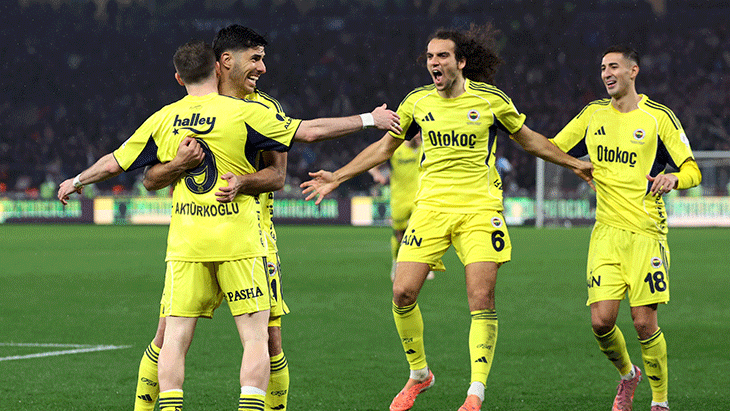 ASENSIO'DAN 22 GOLE ETKİ
Marco Asensio ise 2025-2026 sezonunda ligde hiç maç kaçırmadan 21 kez sahaya çıktı. 30 yaşındaki yıldız, 11 gol, 11 asistle 22 gole doğrudan etki etti. Alex gol anlamında 5 kez daha fazla sevinirken, asist anlamında Asensio ile aynı rakamın olması göze çarptı. İki usta sol ayak, Kadıköy'de ilk sezonlarında taraftarların sevgilisi haline geldi. İki yıldız orta sahanın istikrarlı olmaları ve takımı sahiplenmeleri de bir diğer benzerlik olarak ön plana çıkarıldı.