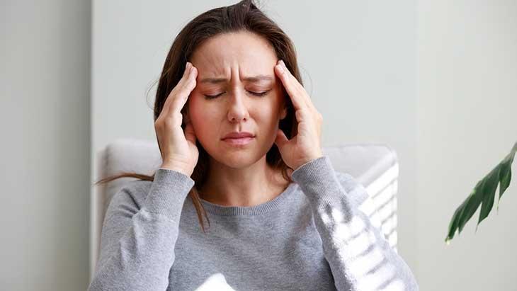 Uyurken diş sıkmak baş ağrısının en sık görülen nedenlerinden biri