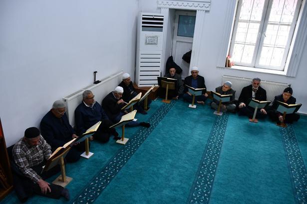 Ramazan’ın asırlık geleneği: Camilerde mukabele halkaları