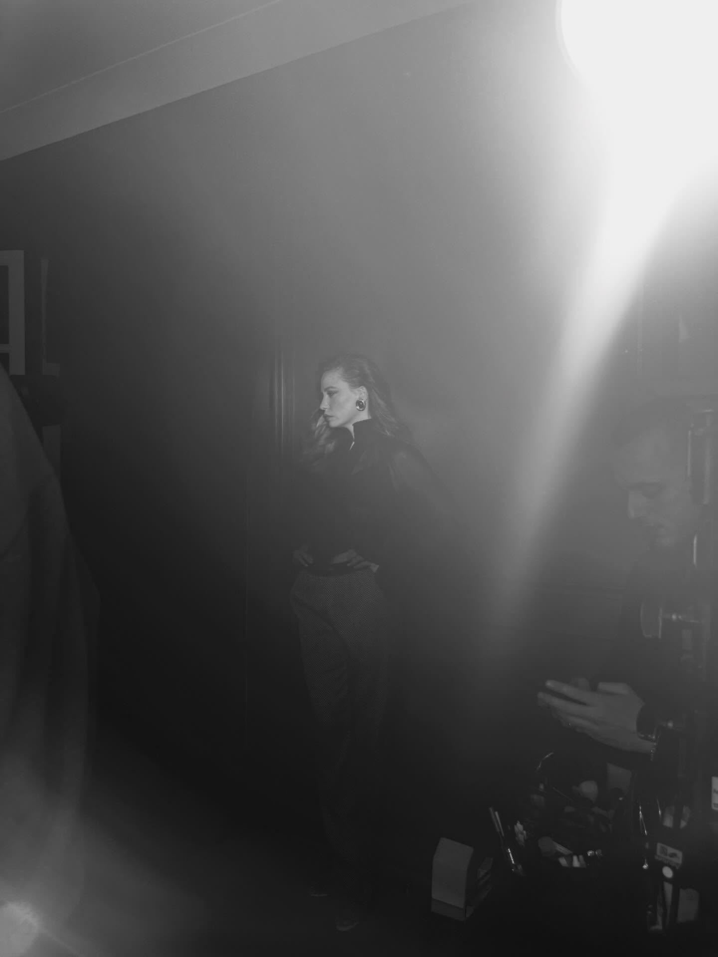 Serenay Sarıkayadan iddialı pozlar Ünlü oyuncuya beğeni yağdı