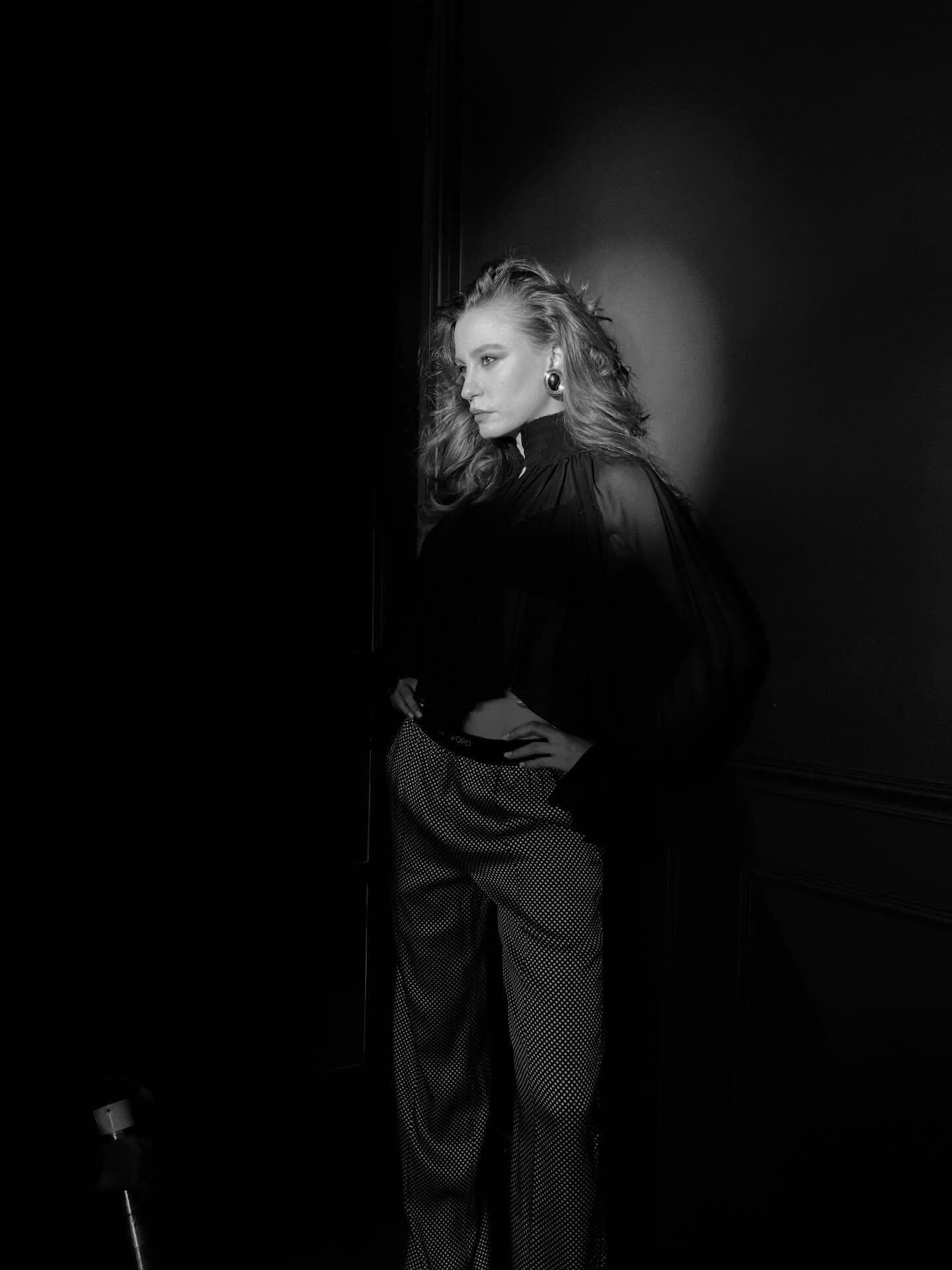 Serenay Sarıkayadan iddialı pozlar Ünlü oyuncuya beğeni yağdı