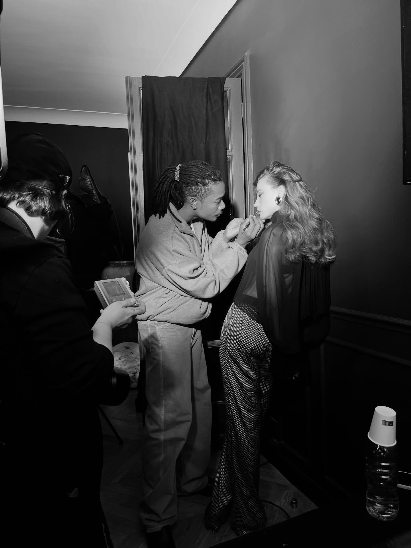 Serenay Sarıkayadan iddialı pozlar Ünlü oyuncuya beğeni yağdı