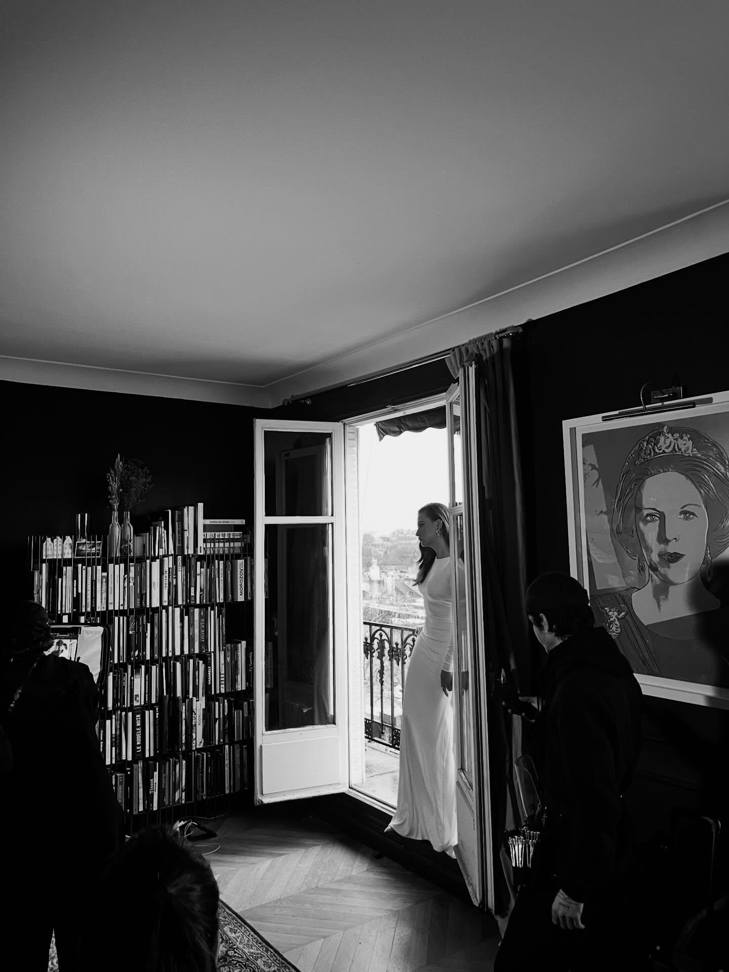 Serenay Sarıkayadan iddialı pozlar Ünlü oyuncuya beğeni yağdı