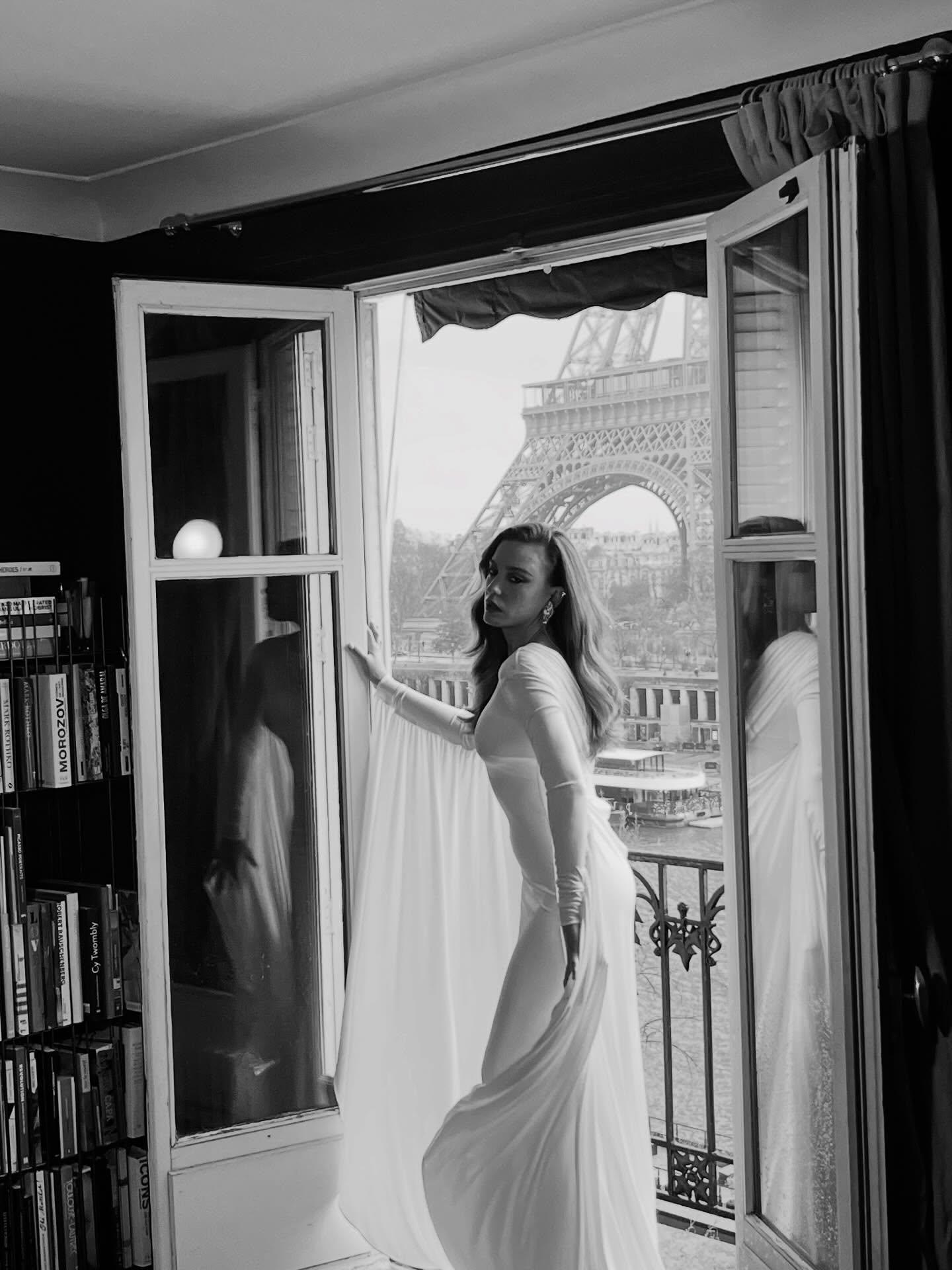 Serenay Sarıkayadan iddialı pozlar Ünlü oyuncuya beğeni yağdı