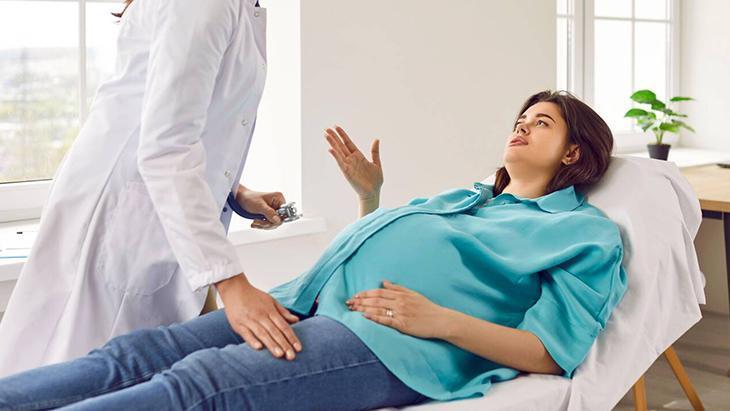 Dolaşım sıkıntısı riski olan gebelerin varis çorabı gibi ekstra önlemler alması gerekmekte