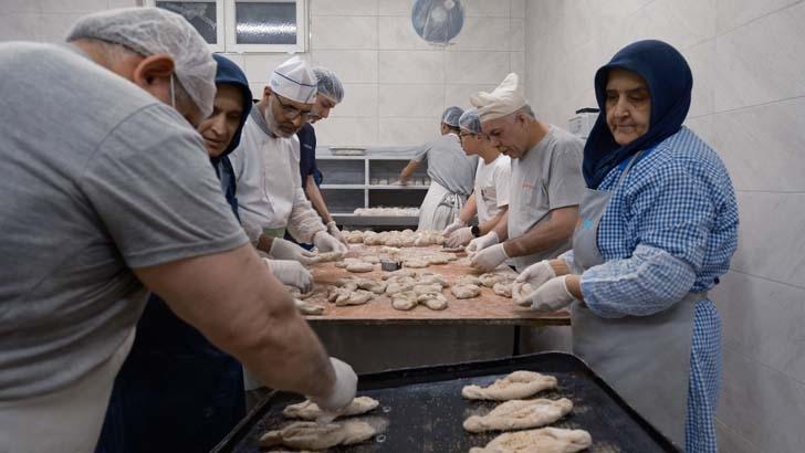 100 yıllık bayram geleneği 11 çeşit baharatla hazırlanıyor, 15 gün bayatlamıyor