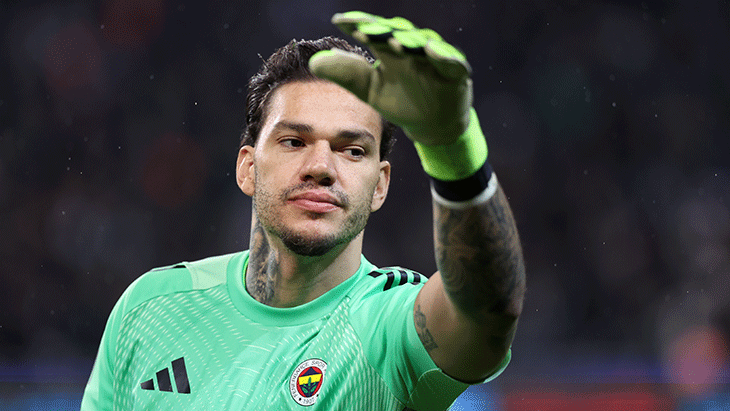 EDERSON
Fenerbahçe'nin dünyaca ünlü kalecisi Ederson, 3 farklı dönemde yaşadığı kas sakatlıkları nedeniyle toplam 6 maçta kaleyi koruyamadı. Brezilyalı eldiven, bu süreçte ritim kaybetti.