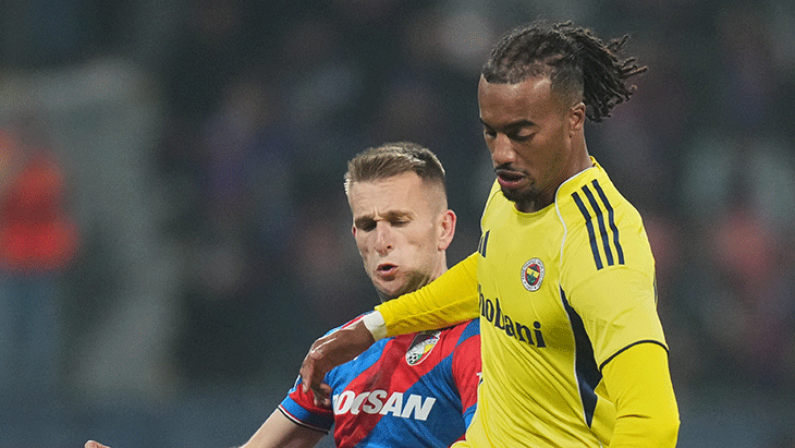 25 MİLYON EUROLUK BEKLENTİ
Sezon sonunda iki oyuncuyla yolların ayrılması, yeni transferler için kaynak yaratma anlamında muhtemel görünüyor. İtalya'dan talipleri olan Jayden Oosterwolde'nin bonservis bedeli 25 milyon euro olarak belirlendi. 24 yaşındaki Hollandalı, bu fiyatın altına gönderilmeyecek.