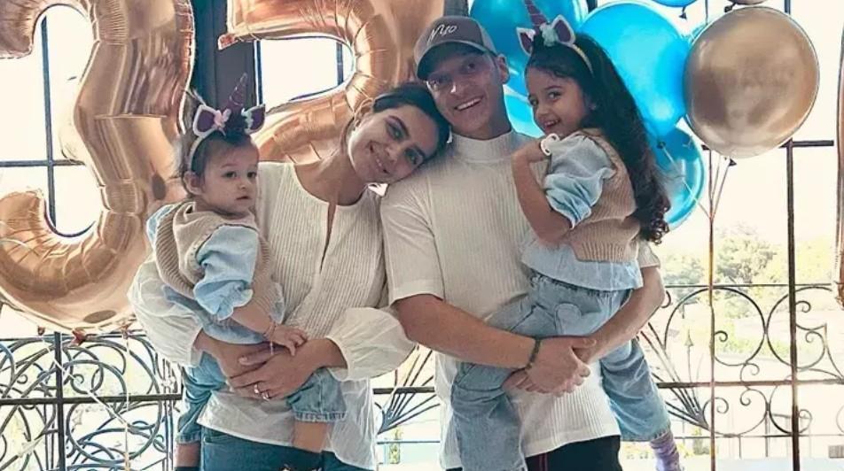 Mutlu aile tablosu Amine Gülşe ve Mesut Özil çiftinden bayram paylaşımı