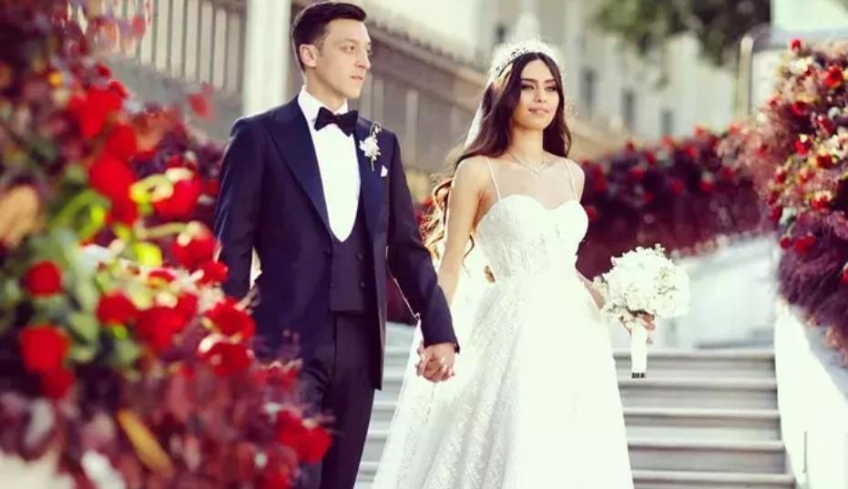 Mutlu aile tablosu Amine Gülşe ve Mesut Özil çiftinden bayram paylaşımı