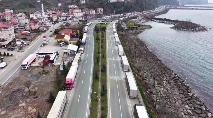 29 kilometrelik dev kuyruk 3 ilçeye giriş çıkışı kitledi ‘Bayramda yoldayız’