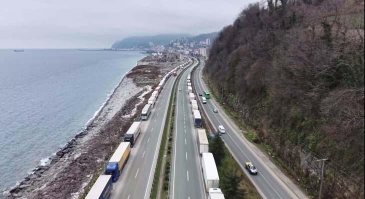 29 kilometrelik dev kuyruk 3 ilçeye giriş çıkışı kitledi ‘Bayramda yoldayız’