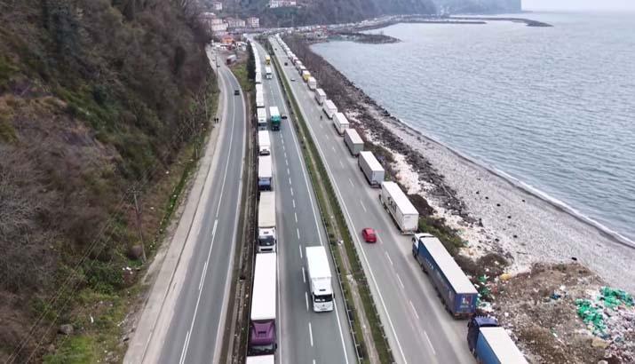 29 kilometrelik dev kuyruk 3 ilçeye giriş çıkışı kitledi ‘Bayramda yoldayız’