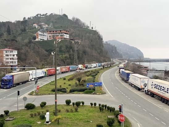 29 kilometrelik dev kuyruk 3 ilçeye giriş çıkışı kitledi ‘Bayramda yoldayız’