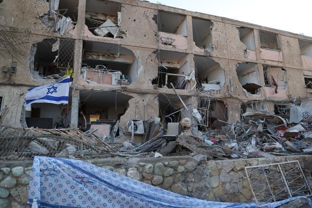 İran misillemesinde vurulan İsrailin güneyindeki Dimona kentinde oluşan yıkım görüntülendi