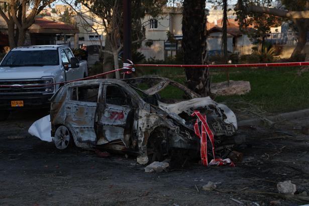 İran misillemesinde vurulan İsrailin güneyindeki Dimona kentinde oluşan yıkım görüntülendi