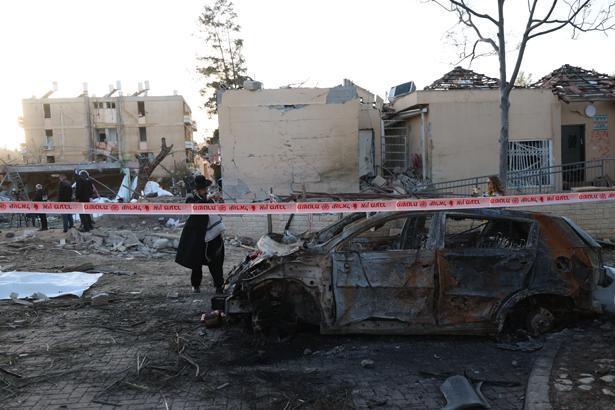 İran misillemesinde vurulan İsrailin güneyindeki Dimona kentinde oluşan yıkım görüntülendi