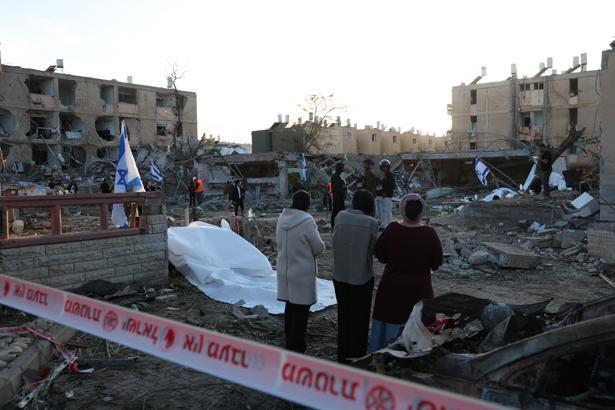 İran misillemesinde vurulan İsrailin güneyindeki Dimona kentinde oluşan yıkım görüntülendi