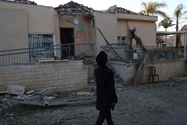 İran misillemesinde vurulan İsrailin güneyindeki Dimona kentinde oluşan yıkım görüntülendi