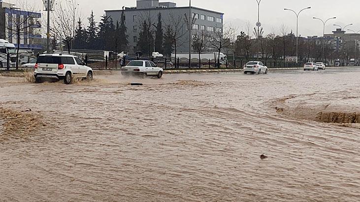 Şanlıurfa’da sağanak hayatı felç etti Evin içinden sular böyle geldi
