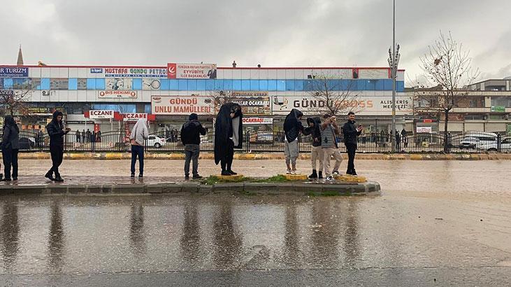 Şanlıurfa’da sağanak hayatı felç etti Evin içinden sular böyle geldi